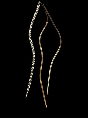 Natúr fekete fehér és barna foltos valódi madártoll Hajbatoll 3 darabos szett fekete háttéren fotózva