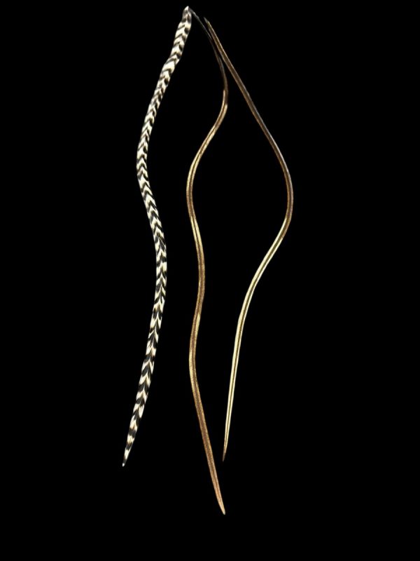 Natúr fekete fehér és barna foltos valódi madártoll Hajbatoll 3 darabos szett fekete háttéren fotózva