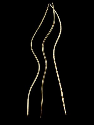 Bézs árnyalatú és homok barna csíkos natúr valódi madártoll Hajbatoll 3 darabos szett fekete háttéren fotózva