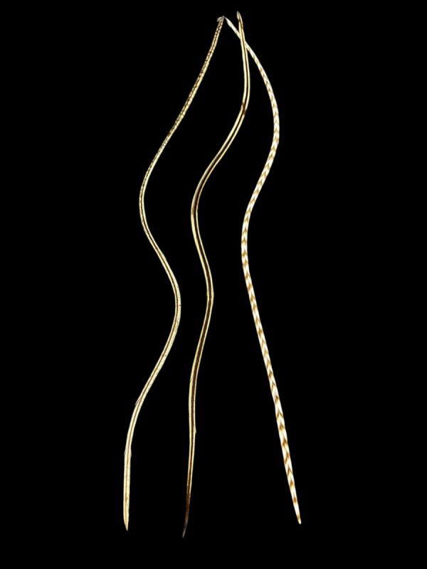 Bézs árnyalatú és homok barna csíkos natúr valódi madártoll Hajbatoll 3 darabos szett fekete háttéren fotózva