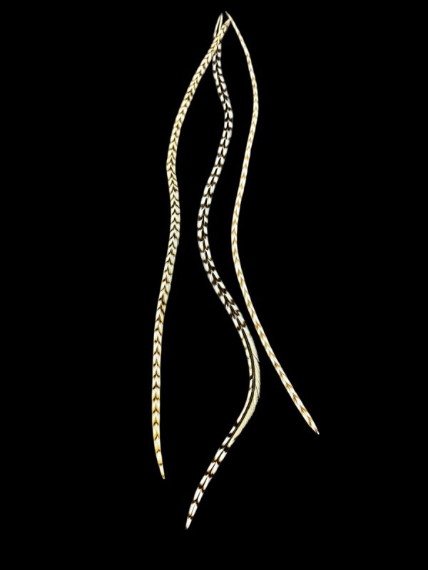 Barna fehér csíkos natúr valódi madártoll Hajbatoll 3 darabos szett fekete háttéren fotózva