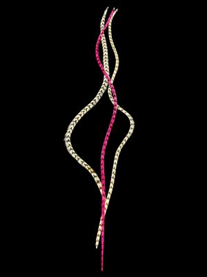 Kézzel festett rózsaszín és barnás fekete csíkos valódi madártoll Hajbatoll 3 darabos szett fekete háttéren fotózva