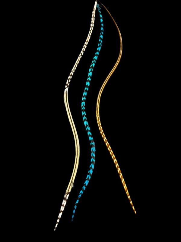 Natúr homok barna és vöröses barna csíkos végű és Türkiz kék csíkos valódi madártoll Hajbatoll 3 darabos szett fekete háttéren fotózva