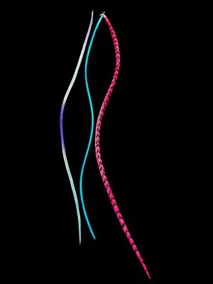 Kézzel festett rózsaszín világoskék és kékes lilás átmenetes valódi madártoll Hajbatoll 3 darabos szett fekete háttéren fotózva