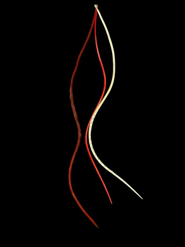 Kézzel festett piros és natúr vöröses barna és bézs árnyalatú valódi madártoll Hajbatoll 3 darabos szett fekete háttéren fotózva