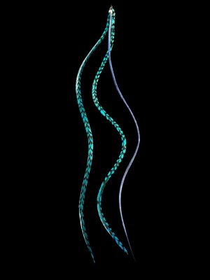 Kézzel festett türkizkék és szürkéskék valódi madártoll Hajbatoll 3 darabos szett fekete háttéren fotózva