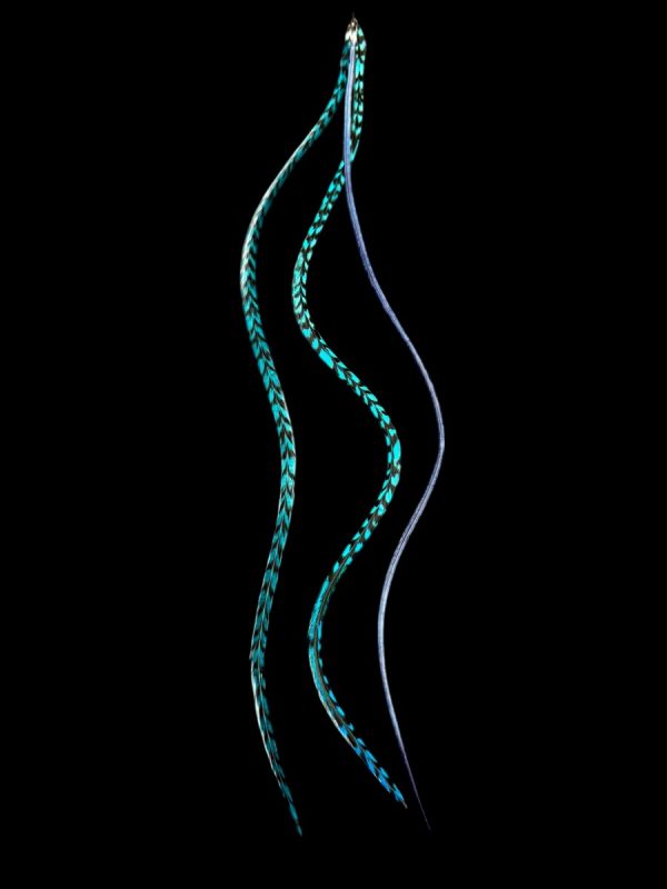 Kézzel festett türkizkék és szürkéskék valódi madártoll Hajbatoll 3 darabos szett fekete háttéren fotózva