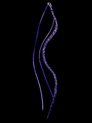 Kézzel festett lila valódi madártoll Hajbatoll 3 darabos szett fekete háttéren fotózva