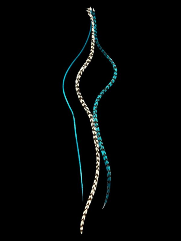 Hajbatoll - XL - 33 Kézzel festett kék és natúr fekete fehér csíkos valódi madártoll Hajbatoll 3 darabos szett fekete háttéren fotózva