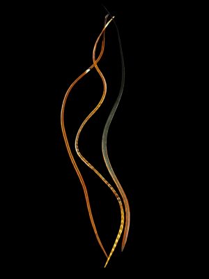 Natúr vöröses barna, halvány csíkos vörös és irizáló tetejű vörös sima valódi madártoll Hajbatoll 3 darabos szett fekete háttéren fotózva