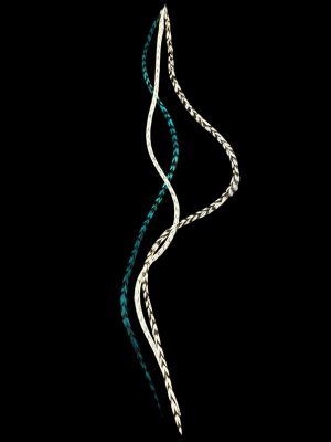 Kézzel festett türkizzöld csíkos, halvány csíkos natúr barna-fehér és fekete-fehér csíkos valódi madártoll Hajbatoll 3 darabos szett fekete háttéren fotózva