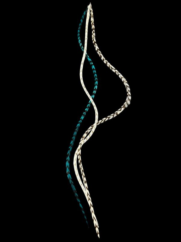 Kézzel festett türkizzöld csíkos, halvány csíkos natúr barna-fehér és fekete-fehér csíkos valódi madártoll Hajbatoll 3 darabos szett fekete háttéren fotózva