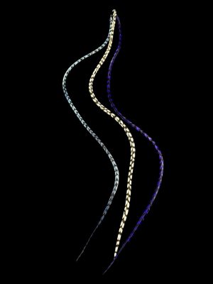 Kézzel festett lila, acélkék és natúr fekete fehér csíkos valódi madártoll Hajbatoll 3 darabos szett fekete háttéren fotózva