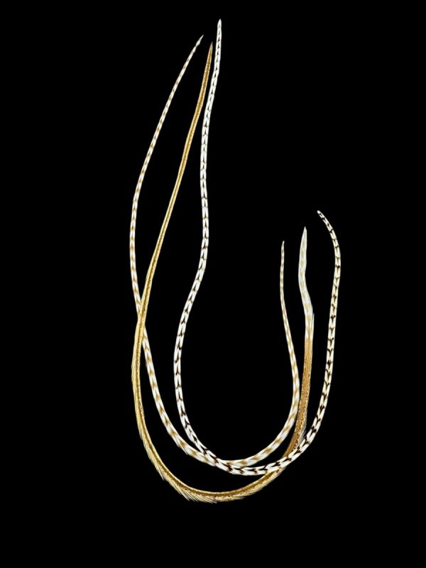 Natúr barna- és fekete-fehér csíkos és homokbarna halvány csíkos végű valódi madártoll Hajbatoll 3 darabos szett fekete háttéren fotózva