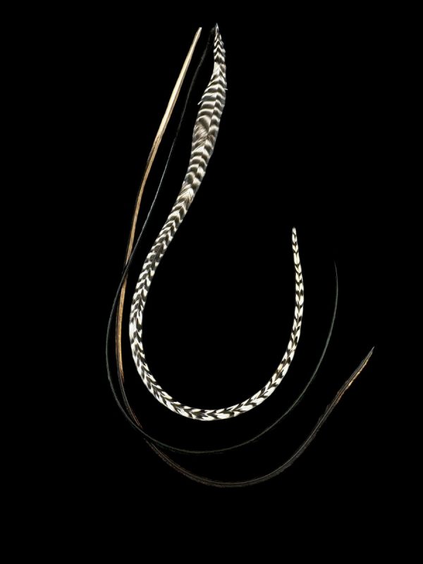 Natúr fekete-fehér csíkos, irizáló fekete, foltos barnás fekete valódi madártoll Hajbatoll 3 darabos szett fekete háttéren fotózva