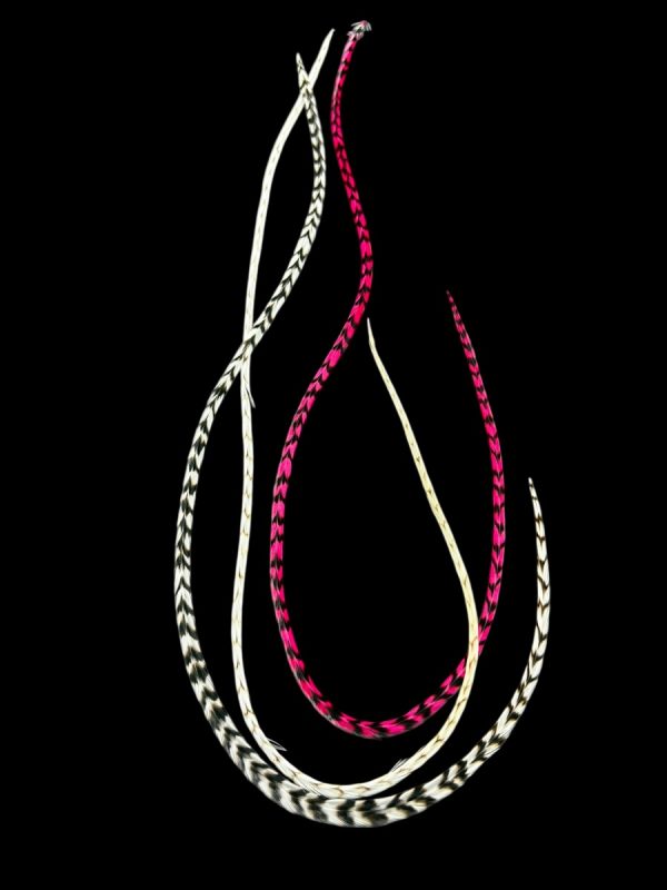 Kézzel festett rózsaszín csíkos és natúr fekete fehér csíkos valódi madártoll Hajbatoll 3 darabos szett fekete háttéren fotózva