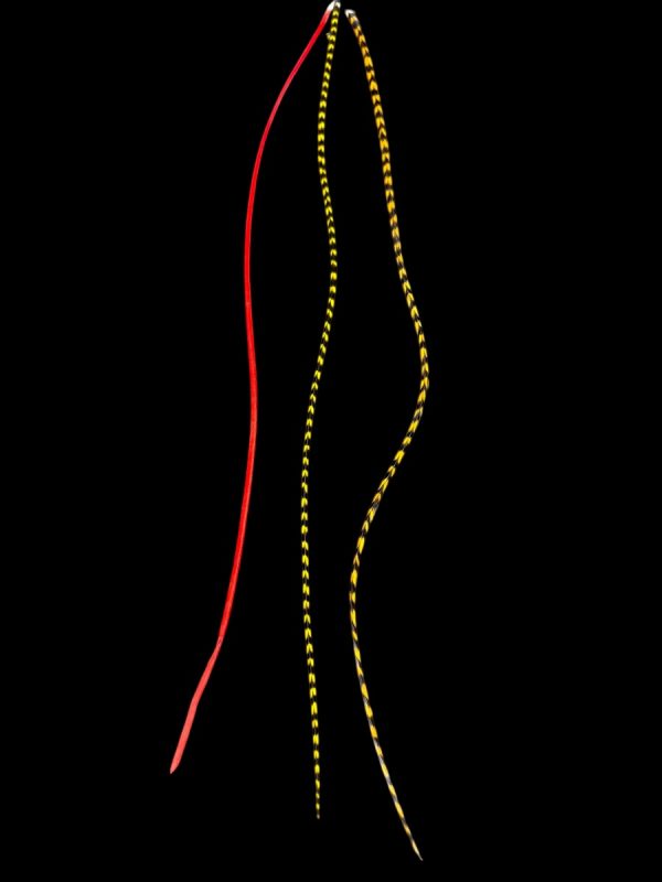 Hajbatoll – 04 kézzel festett piros és sárga valódi madártoll Hajbatoll 3 darabos szett fekete háttéren fotózva