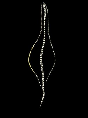 natúr fekete-fehér valódi madártoll Hajbatoll 3 darabos szett fekete háttéren fotózva 