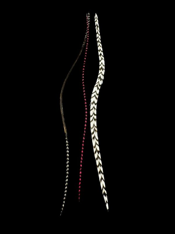 Hajbatoll – 09 natúr fekete-fehér valódi madártoll Hajbatoll 3 darabos szett fekete háttéren fotózva