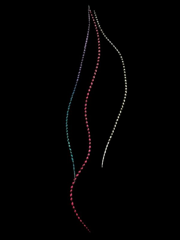 Hajbatoll – 11 pink kézzel festett valódi madártoll Hajbatoll 3 darabos szett fekete háttéren fotózva