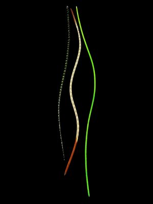 zöld kézzel festett és natúr valódi madártoll Hajbatoll 3 darabos szett fekete háttéren fotózva 