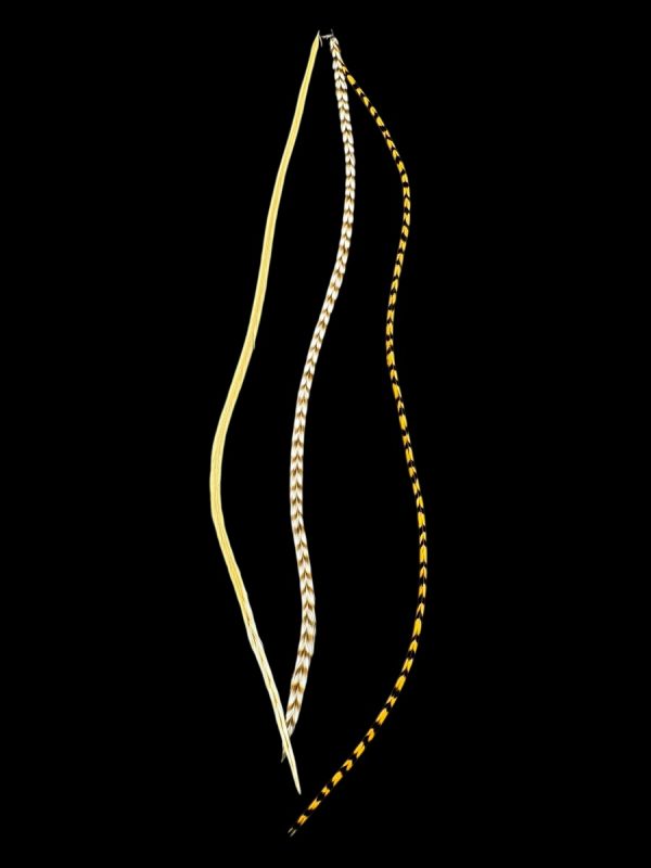 Hajbatoll – 26 natúr pasztel barnás valódi madártoll Hajbatoll 3 darabos szett fekete háttéren fotózva